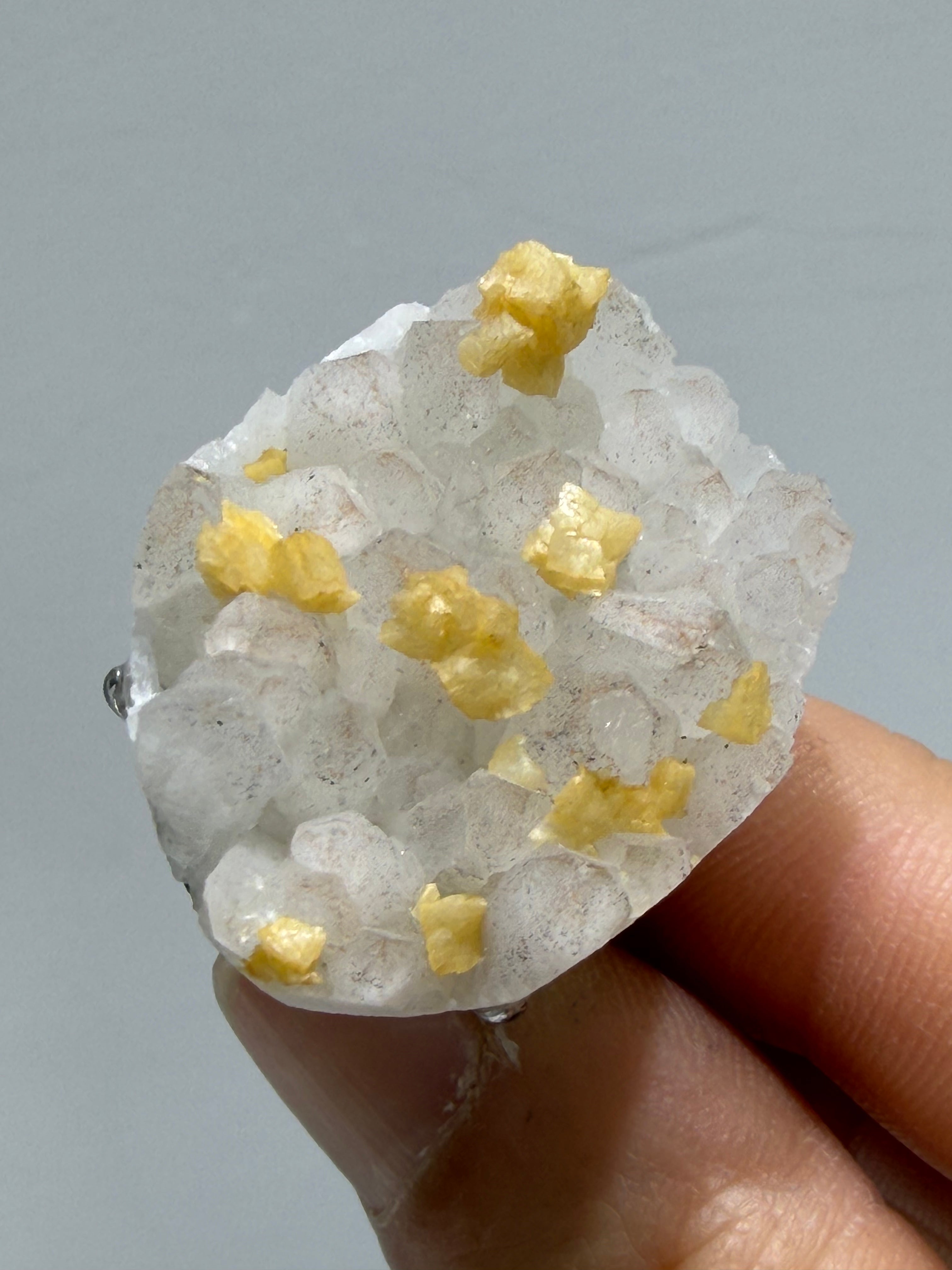 Cuarzo con Calcita - Anillo de Piedra Natural Única en Cobre Chapado en Plata – Diseño Artesanal Exclusivo