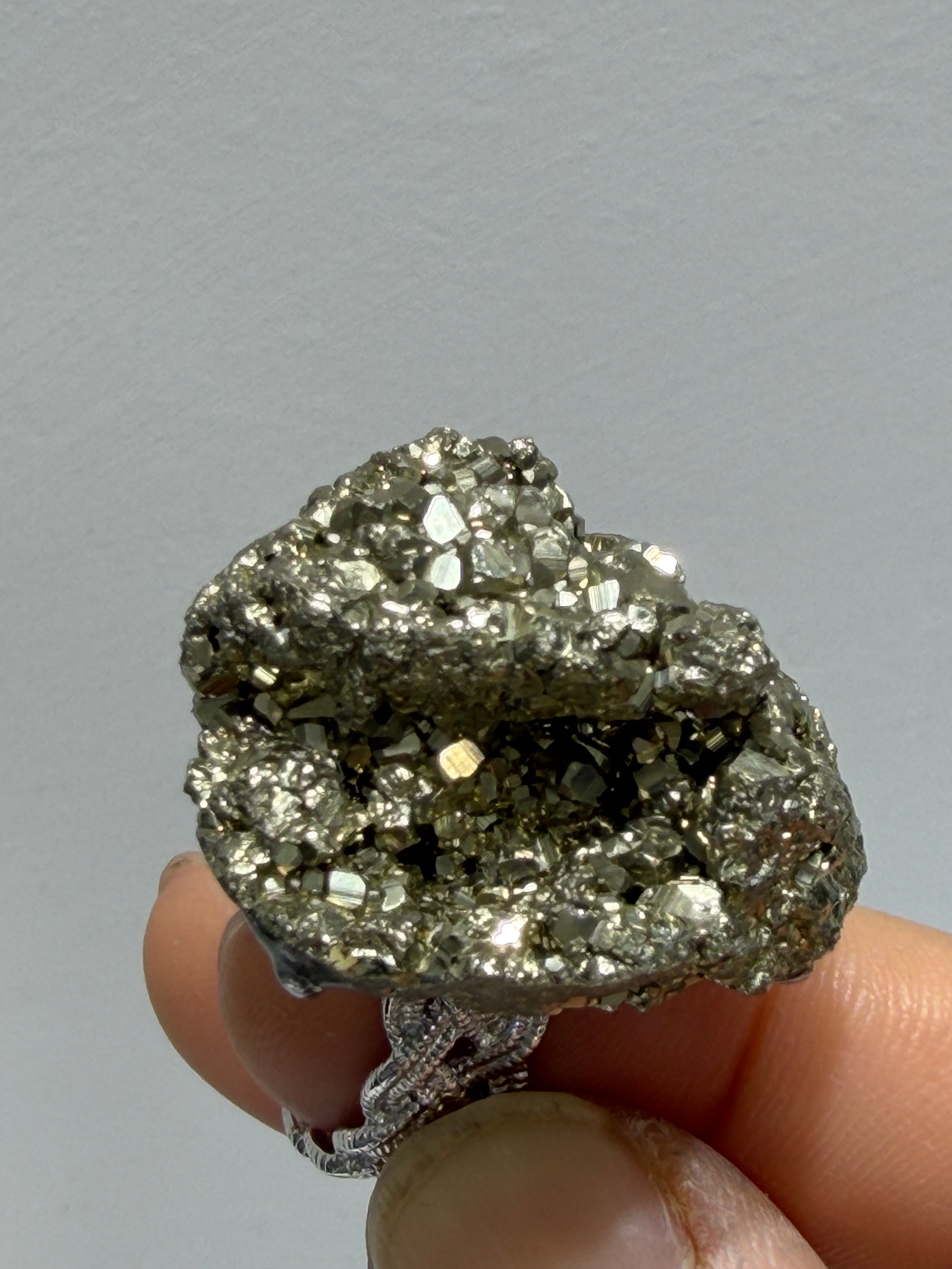 Pirita - Anillo de Piedra Natural Única en Cobre Chapado en Plata – Diseño Artesanal Exclusivo