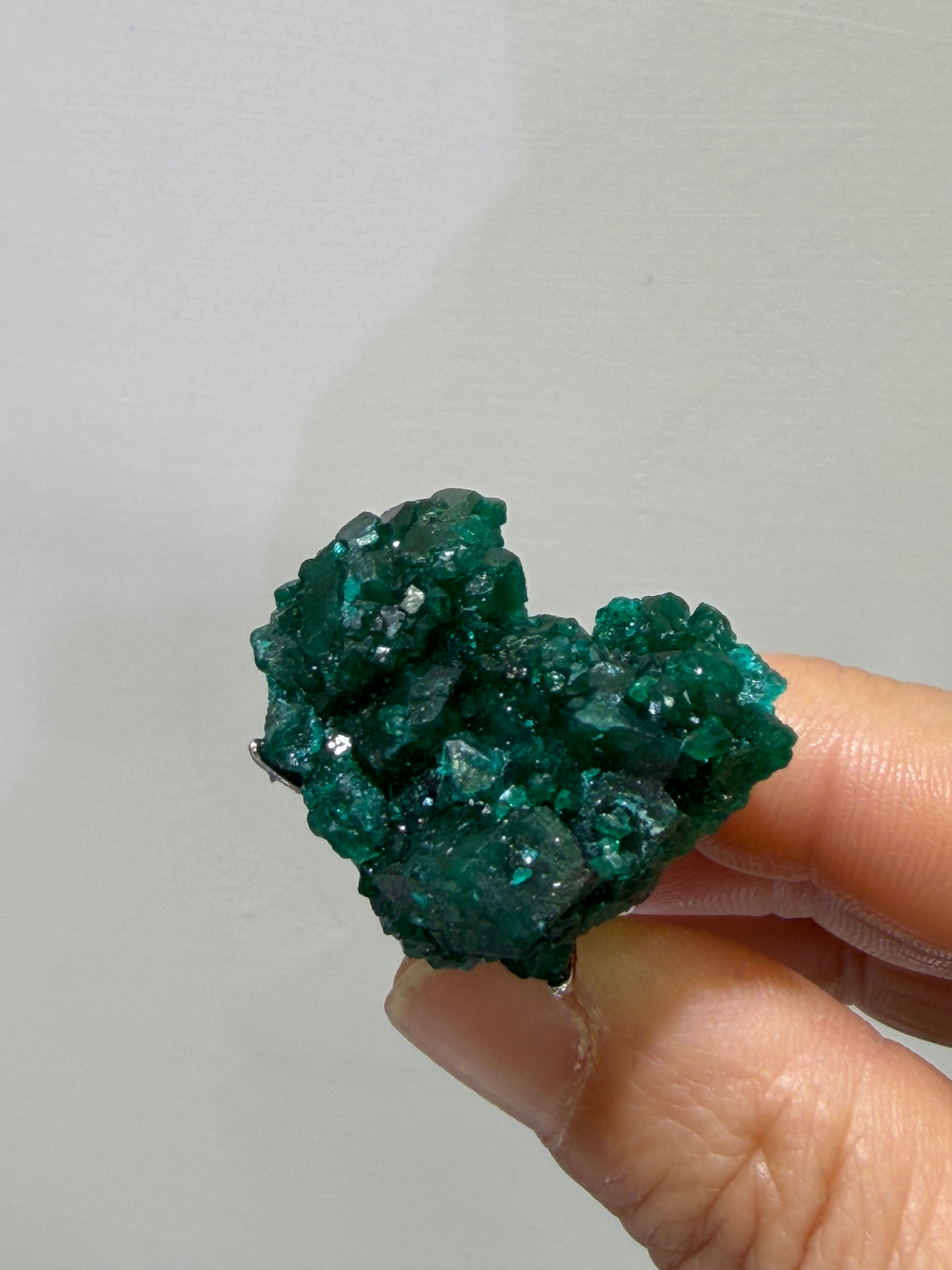 Dioptasa - Anillo de Piedra Natural Única en Cobre Chapado en Plata – Diseño Artesanal Exclusivo