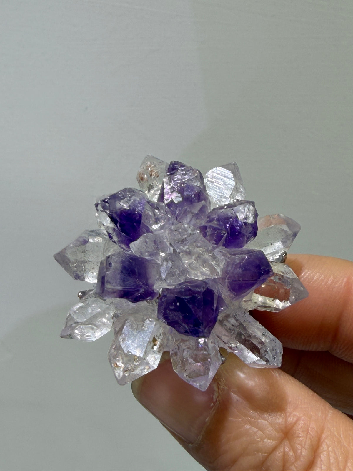 Anillo Artesanal de Flor de Cristal Natural en Cobre Chapado en Plata – Diseño Único e Irrepetible
