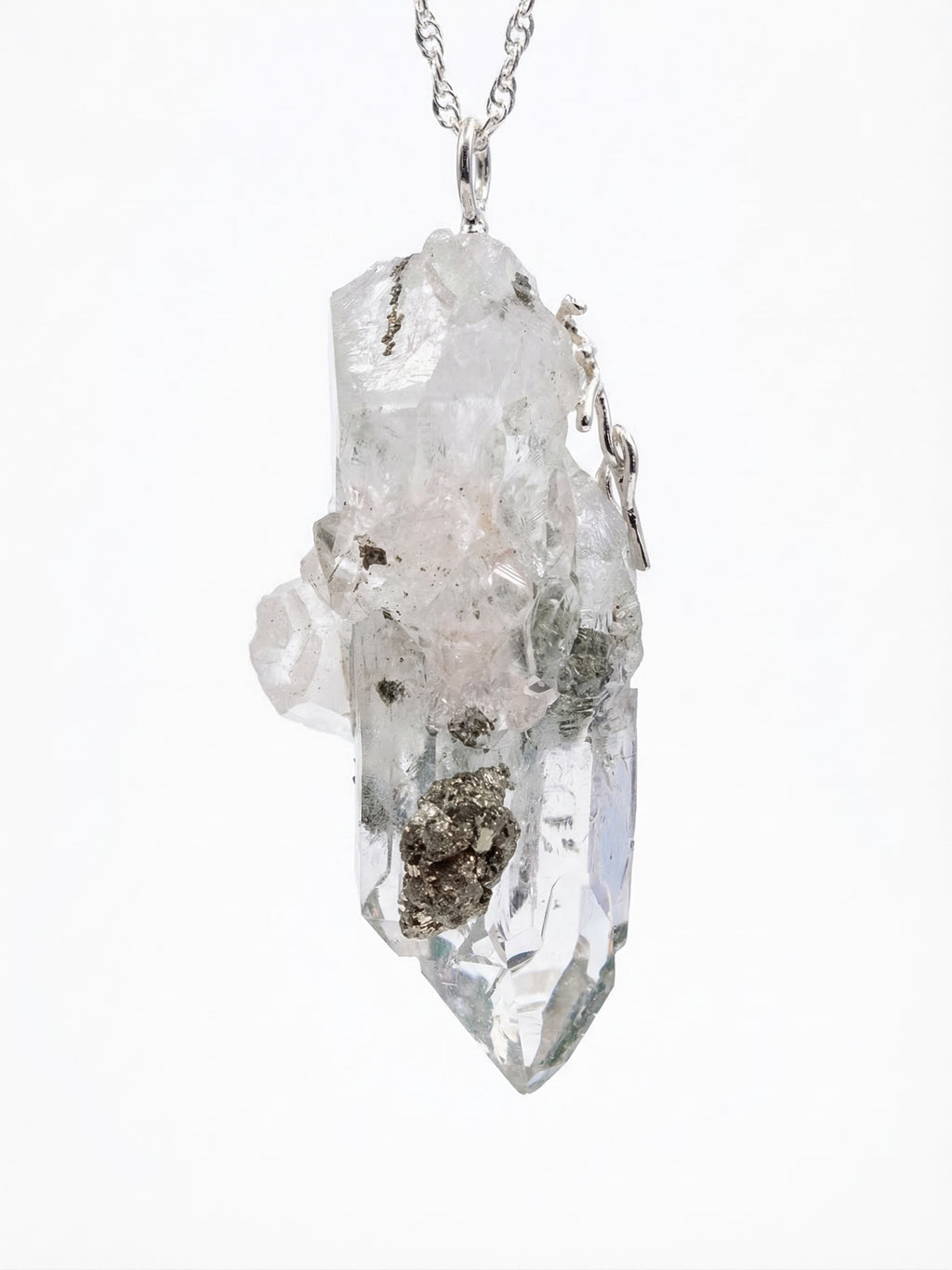 Colgante de Cuarzo Natural en Bruto con Inclusiones Minerales – Montura en Cobre Chapado en Plata, Pieza Única