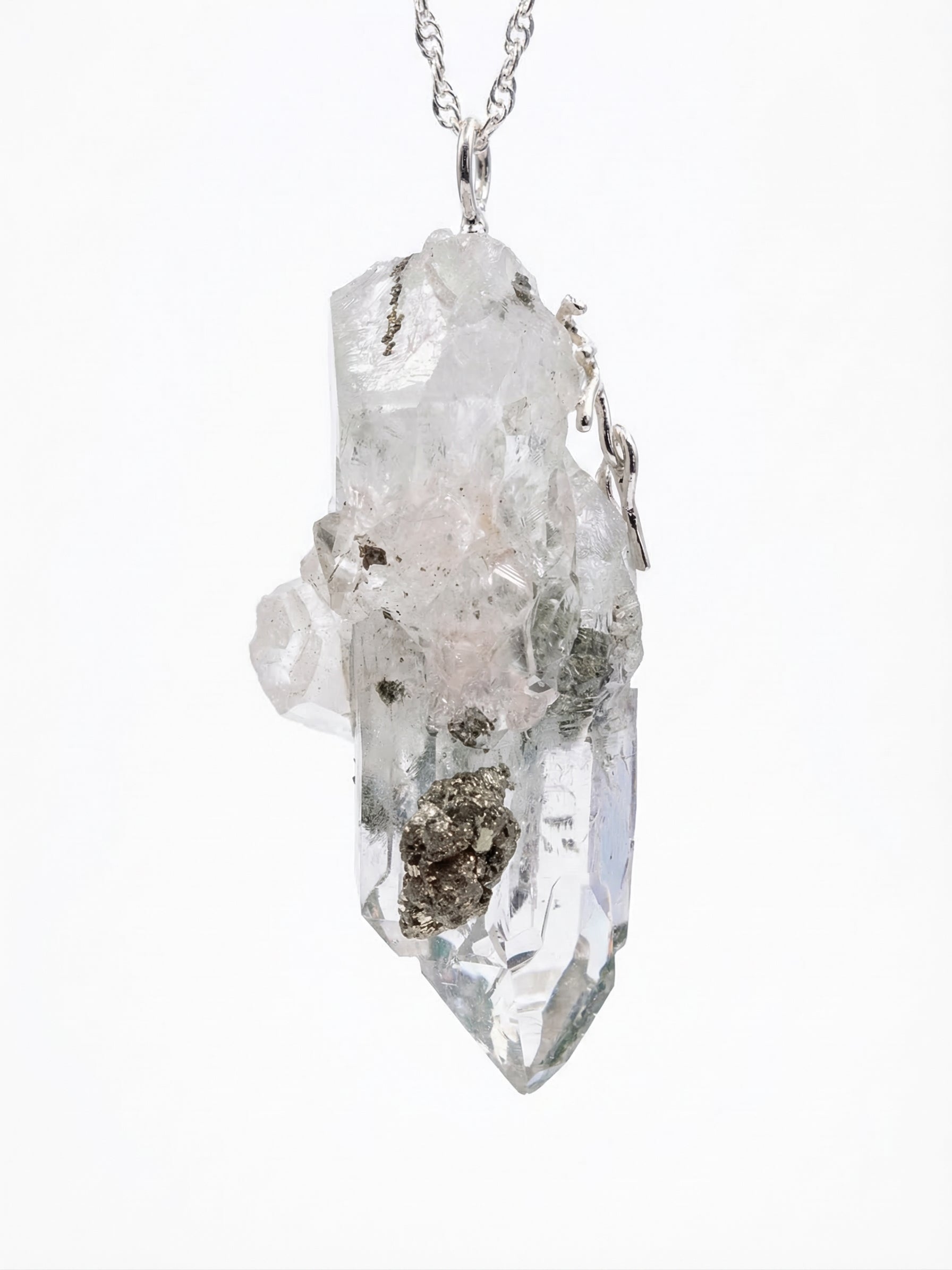 Colgante de Cuarzo Natural en Bruto con Inclusiones Minerales – Montura en Cobre Chapado en Plata, Pieza Única
