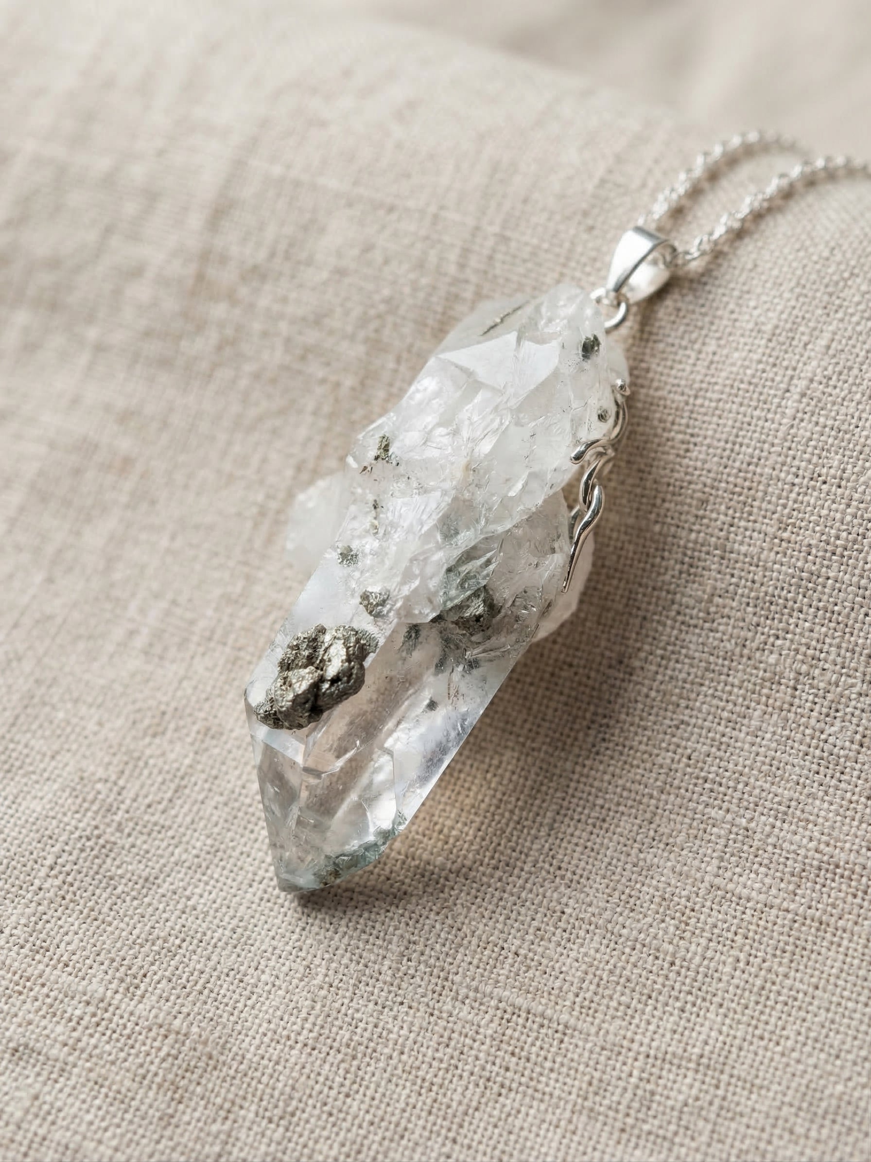 Colgante de Cuarzo Natural en Bruto con Inclusiones Minerales – Montura en Cobre Chapado en Plata, Pieza Única