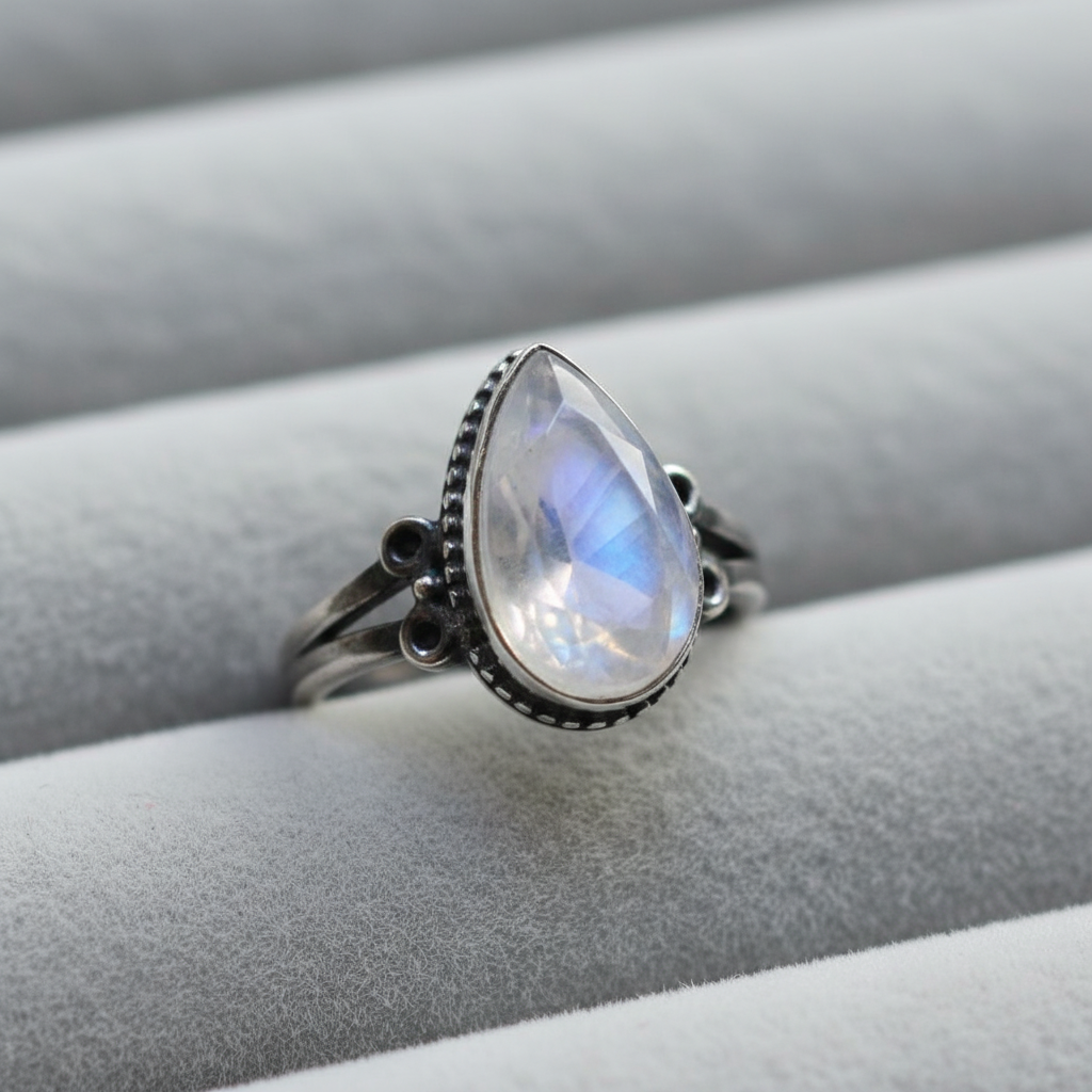 Anillo de Piedra Luna Natural en Plata – Elegancia Pura y Brillo Etéreo