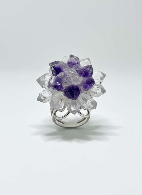 Anillo Artesanal de Flor de Cristal Natural en Cobre Chapado en Plata – Diseño Único e Irrepetible